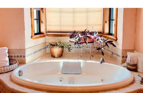 Lazear House | Magic Mesa Ranch {PrivateSuite} Near Black Canyon