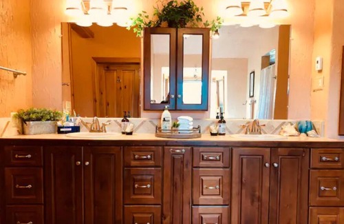 Lazear House | Magic Mesa Ranch {PrivateSuite} Near Black Canyon