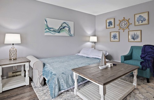 Yorkville Condo | Magic River, just remodeled! River front! W/D, Garage, FastWiFI