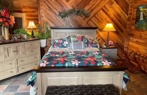 Paukaa Bed & Breakfast | Magic Skies Top Floor Waterfall Botanical Room