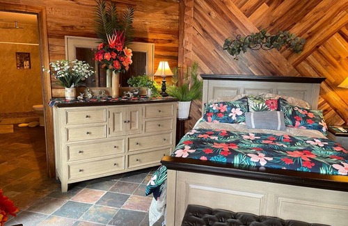 Paukaa Bed & Breakfast | Magic Skies Top Floor Waterfall Botanical Room