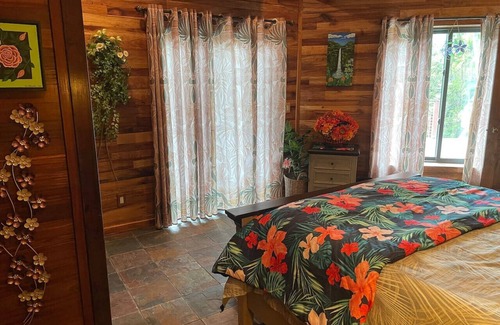 Paukaa Bed & Breakfast | Magic Skies Top Floor Waterfall Botanical Room