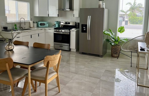 Southwest Anaheim House | Magical 2BR Retreat Near Disneyland, ideal for family fun!