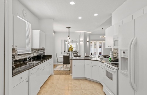 Crystal Cove House | Magical 4BR Disney Retreat, with PVT Pool & Games