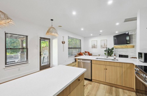 Cedar Hill House | Magical 5BR W Pool+Hot Tub, Lake, Basketball Court