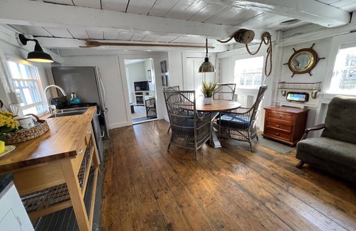 Commercial Street Cottage | Magical Beachfront Cottage