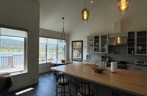 El Jebel House | Magical Blue Lake Home - 4400 SF Pet Friendly