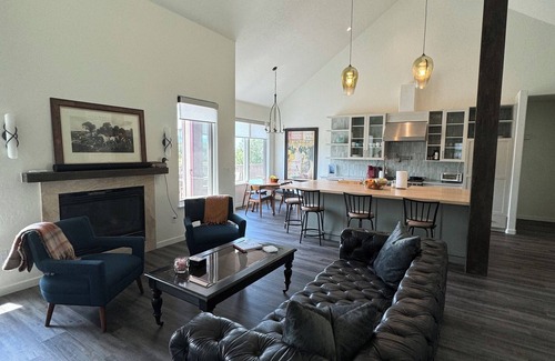 El Jebel House | Magical Blue Lake Home - 4400 SF Pet Friendly