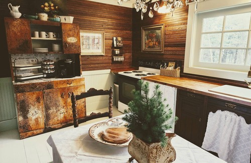 Wood County Cottage | Magical Country Cottage Escape