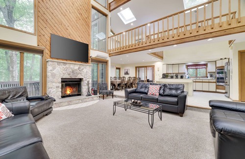 East Stroudsburg House | Magical Lake View Home-Hot Tub, Game & Poker rooms, Pool, Fire Pit, Kayaks, AC!