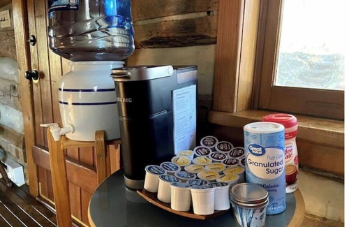 Verona Cabin | Magical Log Cabin, streams in private yard, 4 bedrooms, pet friendly, WiFi