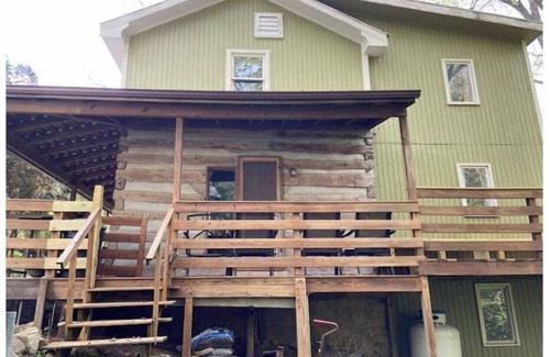 Verona Cabin | Magical Log Cabin, streams in private yard, 4 bedrooms, pet friendly, WiFi