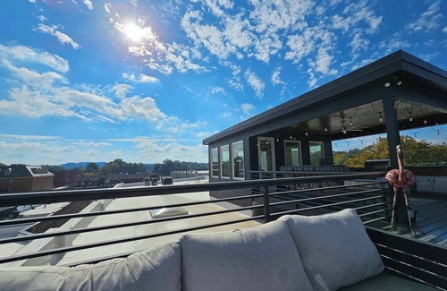 Rome House | Magical Luxury Loft - 6 Bedroom 10 King/Queen Beds - ON BROAD STREET!