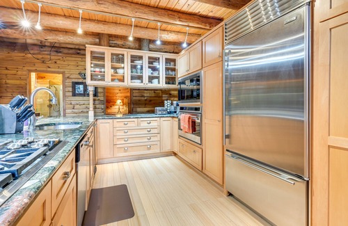 Drayton Plains Cottage | Magical Metamora Cottage w/Fire Pit, Pond, Deck!