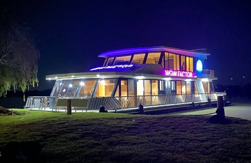 White Sands Boat Rental | Magical Murray River retreat with Wow Houseboats- luxury, style, & dog-friendly!