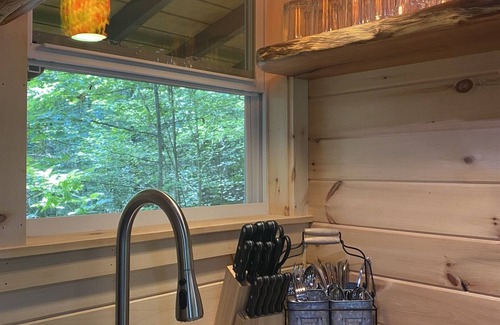 Copperhill Cabin | Magical Treehouse ~ Romantic Hot Tub ~Dog Friendly