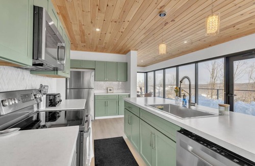 Little Valley Apartment | Magical views, luxury living container house