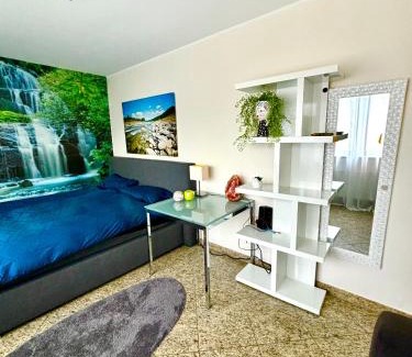 Seligenstadt House | Magisches Doppelzimmer mit atemberaubender Wasserfall-Wand in Seligenstadt