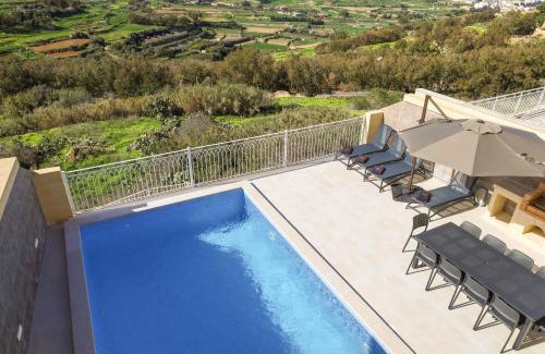 Xaghra House | Magnifica Holiday Home with Jacuzzi hot tub and pool