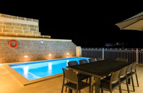 Xaghra House | Magnifica Holiday Home with Jacuzzi hot tub and pool