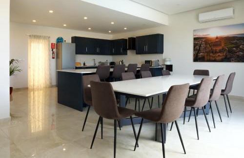 Xaghra House | Magnifica Holiday Home with Jacuzzi hot tub and pool