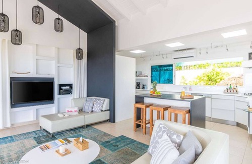 Devet Villa | Magnifica- Spacious & modern, splendid ocean views, short drive to beach & shops