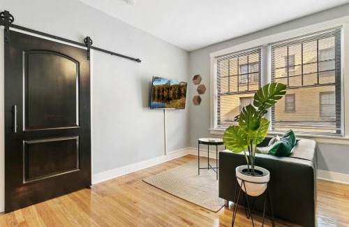 West Lakeview Apartment | Magnificent 1BR Apt in Chicago - Belmont B3