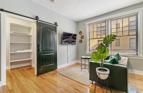 West Lakeview Apartment | Magnificent 1BR Apt in Chicago - Belmont B3