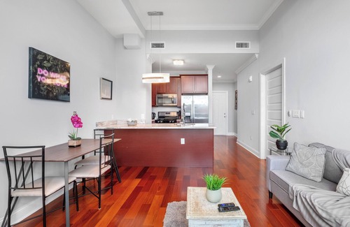 Olde Kensington Apartment | Magnificent 1BR w/Pool & Gym