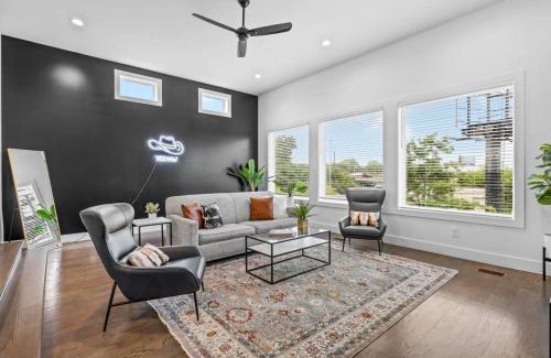 Berry Hill House | Magnificent 4 Bedroom Home -w Balcony & Fireplace