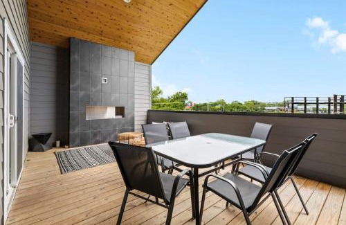 Berry Hill House | Magnificent 4 Bedroom Home -w Balcony & Fireplace