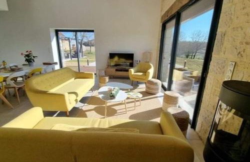 Veyrines-de-Domme Villa | Magnificent Air-conditioned House in an idyllic setting with pool & garden