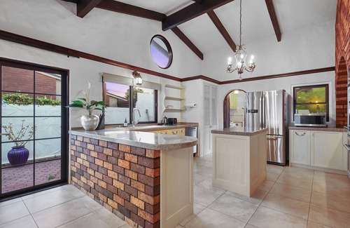 Sunnyhills House | Magnificent Beachfront Mansion - Pool