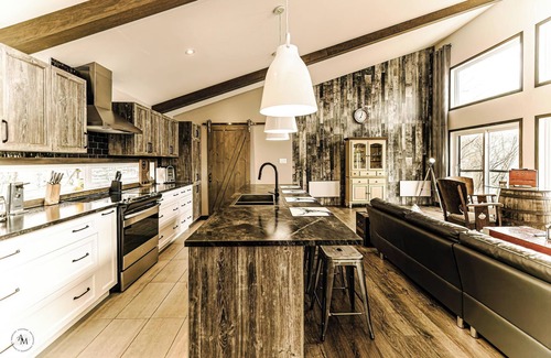 Gore House | Magnificent cottage on Lac Barron, near Morin-Heights, navigable lake