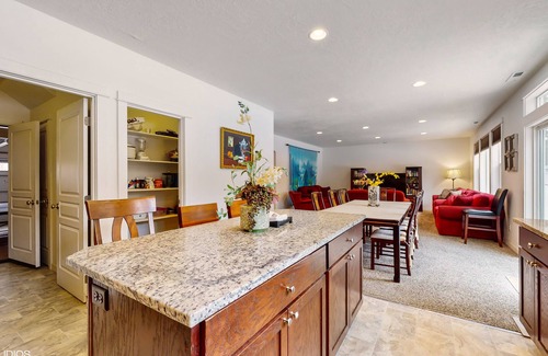 Deschutes River Woods House | Magnificent Creater Road Retreat with 6 bedrooms and 3 bathroom on 1.2 acres.