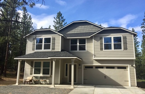 Deschutes River Woods House | Magnificent Creater Road Retreat with 6 bedrooms and 3 bathroom on 1.2 acres.