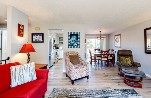 Cascade Locks Apartment | Magnificent Dog-Friendly Home w/Lake & Mountain Views from the Large Deck