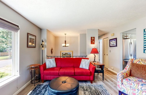 Cascade Locks Apartment | Magnificent Dog-Friendly Home w/Lake & Mountain Views from the Large Deck