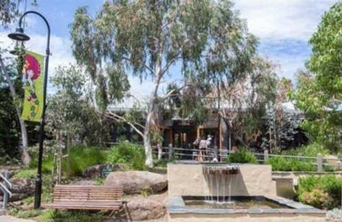 Eltham Villa | Magnificent Eltham House with stunning view