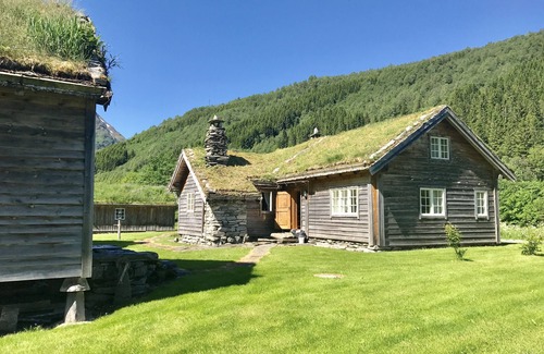 Møre og Romsdal Ski Chalet | Magnificent farm from the 18th century with the possibility of salmon fishing