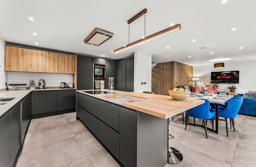 Cheltenham House | Magnificent Getaway in Cheltenham-Parking - Garden