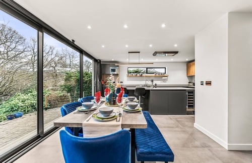 Cheltenham House | Magnificent Getaway in Cheltenham-Parking - Garden