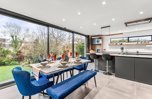 Cheltenham House | Magnificent Getaway in Cheltenham-Parking - Garden