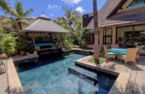 Pereybere Villa | Magnificent holiday villa nestled in a tropical garden, not overlooked.