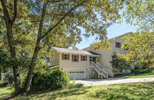 Chickamauga Lake House | Magnificent Lakeside Chickamauga Resort & Private Boat Dock. Pets ok, hot tub