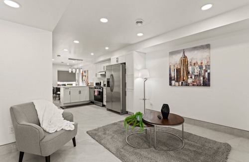 Leamington House | Magnificent Lakeview