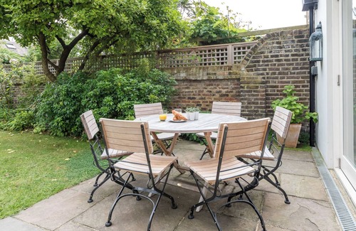 Ravenscourt Park House | Magnificent mansion in upmarket Ravenscourt Park