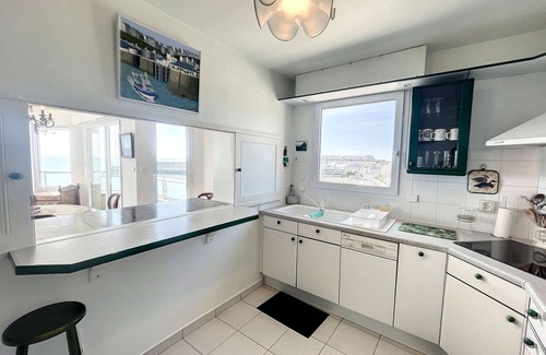 Granville Apartment | Magnificent seaside apartment with parking and Wi-Fi in Granville