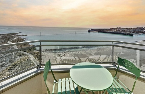 Granville Apartment | Magnificent seaside apartment with parking and Wi-Fi in Granville