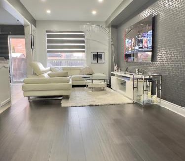 Churchill Meadows House | Magnificent Townhouse